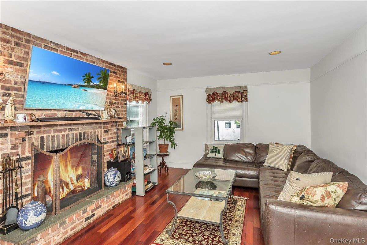 21 Hayden Avenue, Great Neck, NY 11024