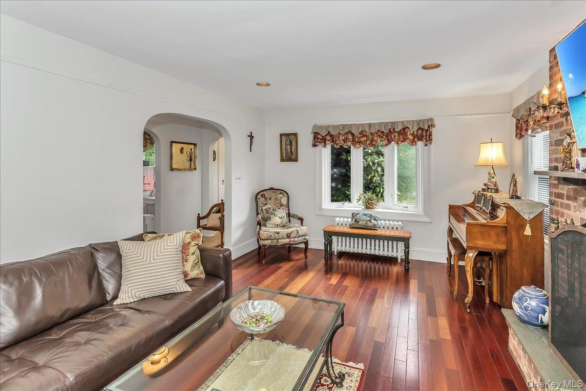 21 Hayden Avenue, Great Neck, NY 11024