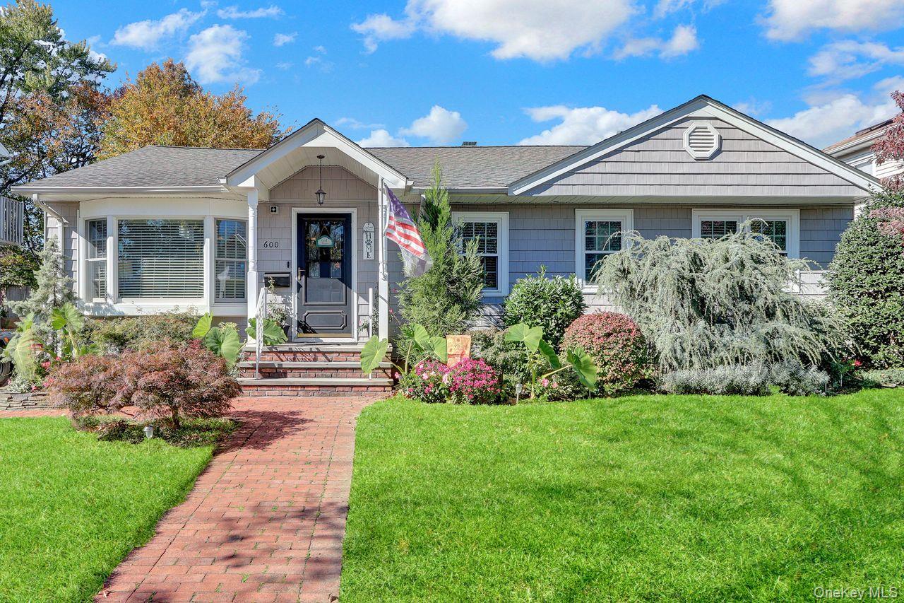 600 Dogwood Avenue, Franklin Square, NY 11010