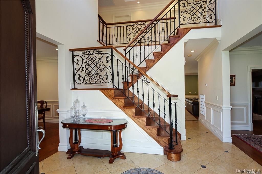 24 Steamboat Road, Great Neck, NY 11024