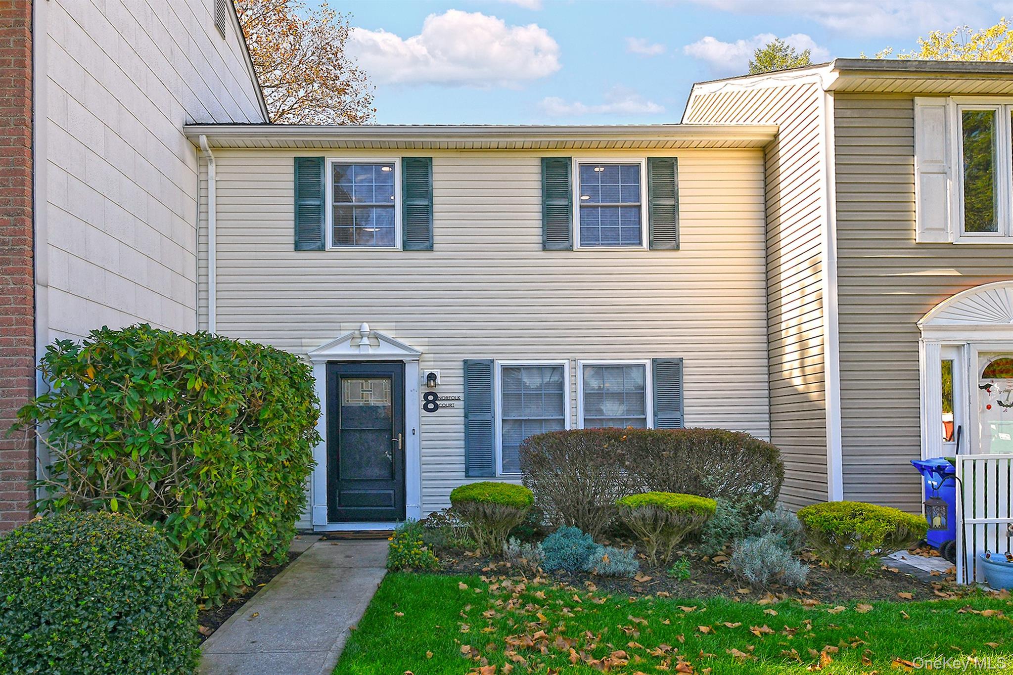 8 Norfolk Court, Coram, NY 11727