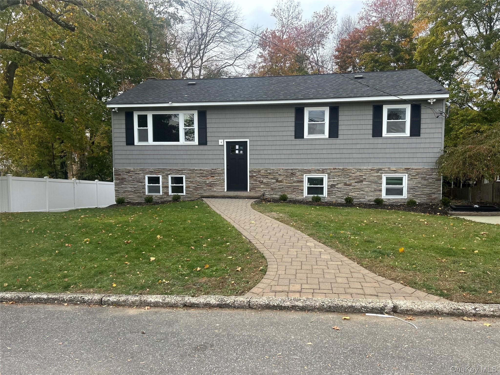 26 Hanover Place, Smithtown, NY 11787