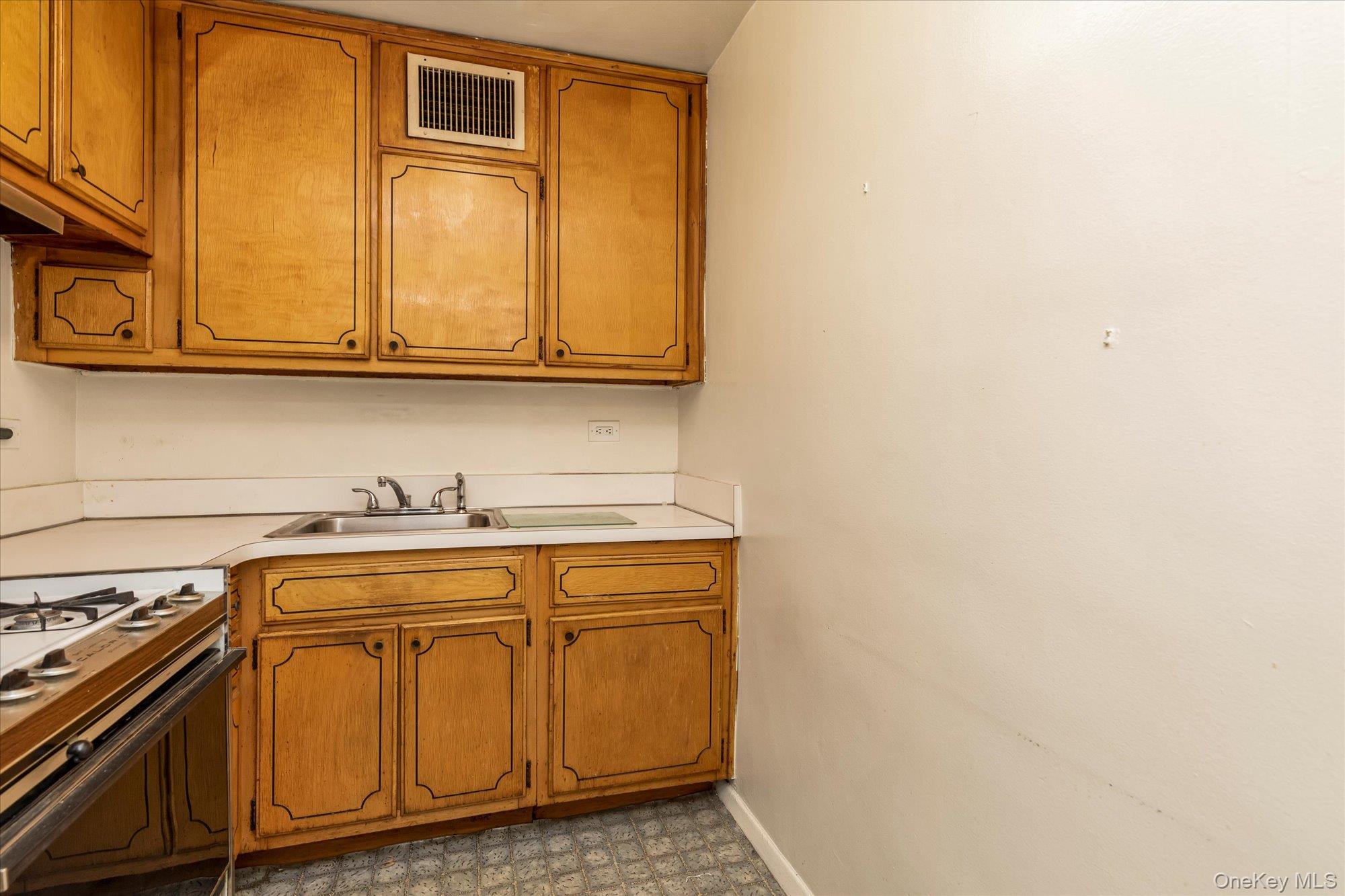 102-10 66th Road # 18G, Forest Hills, NY 11375