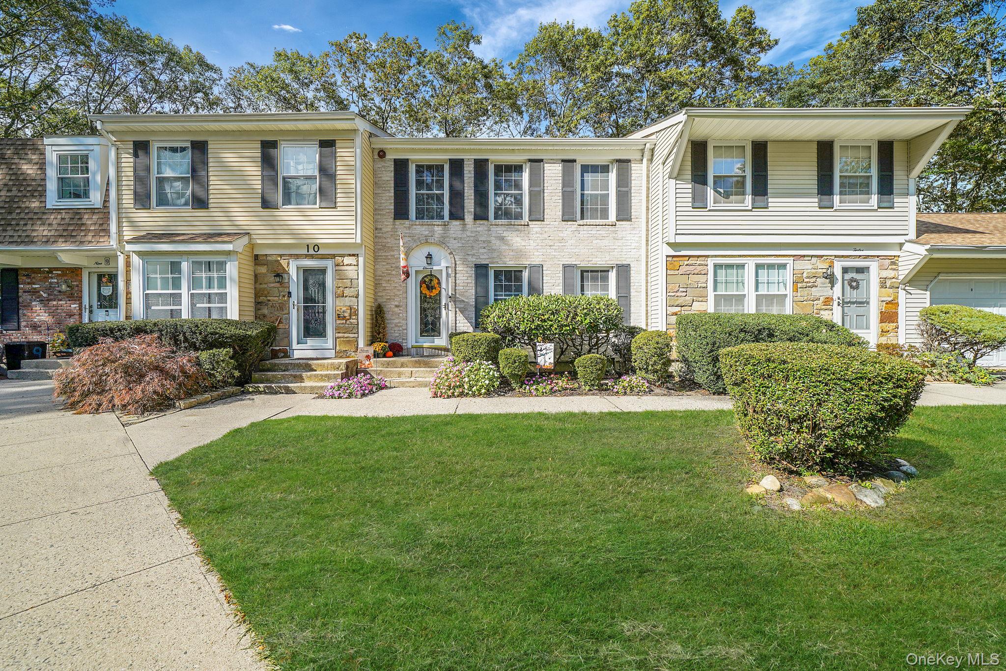 11 Bartlett Commons, Yaphank, NY 11980