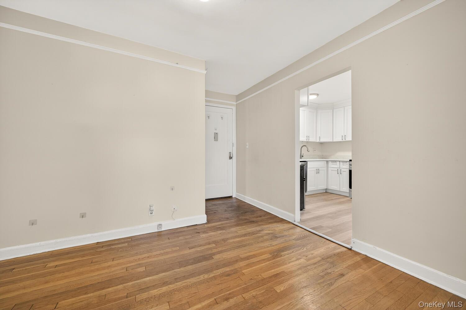 8 Welwyn Road # 3F, Great Neck, NY 11021