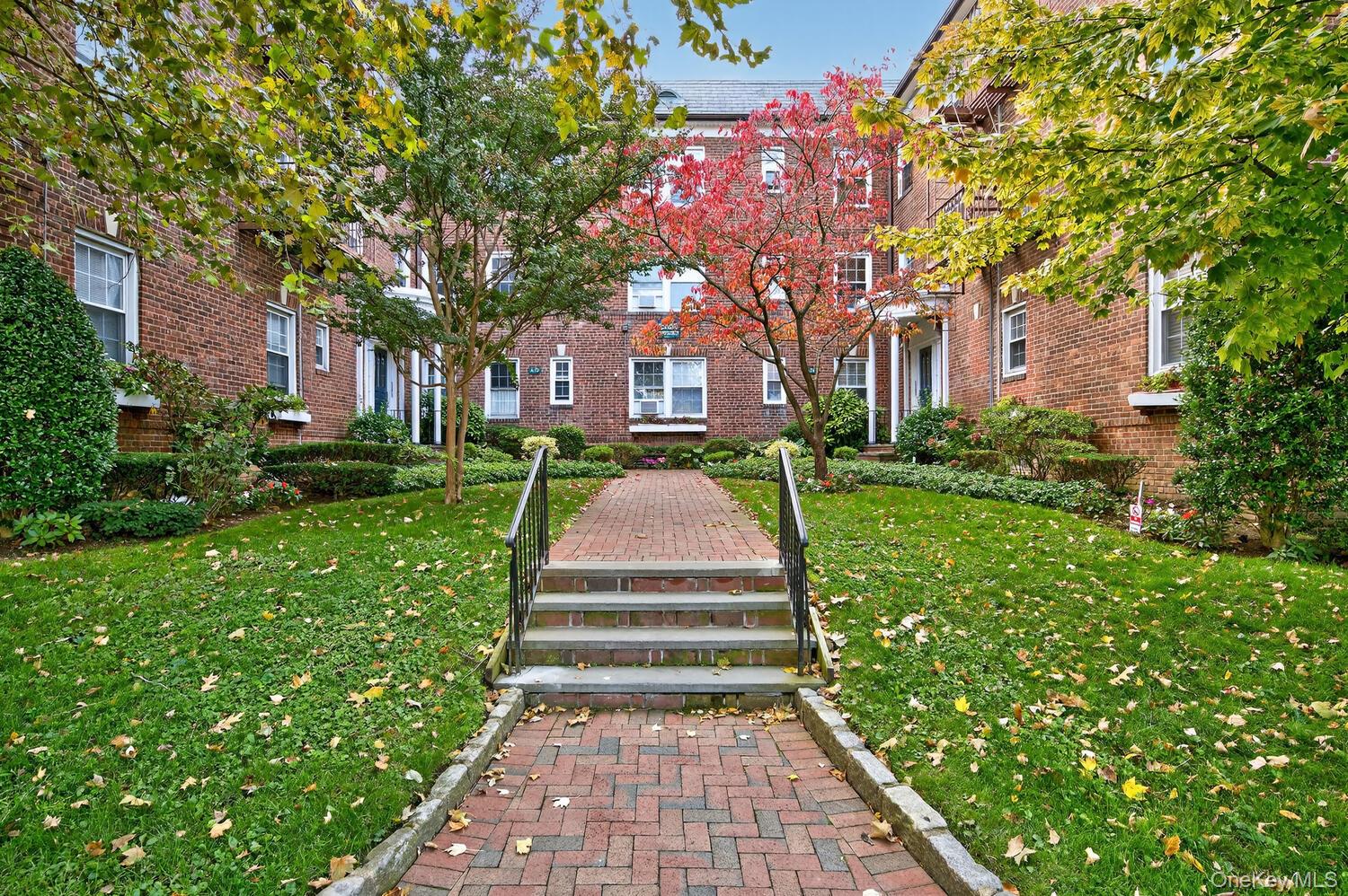 8 Welwyn Road # 3F, Great Neck, NY 11021