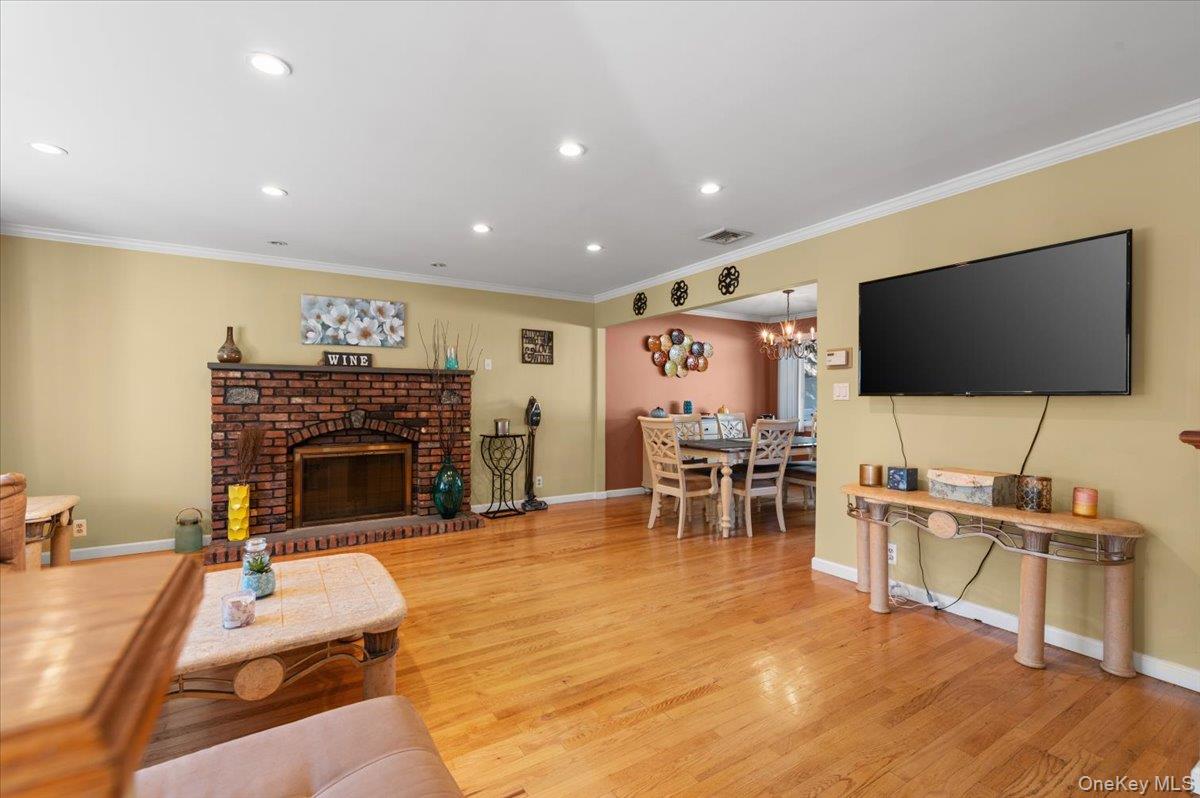 21 Eleanor Road, Plainview, NY 11803