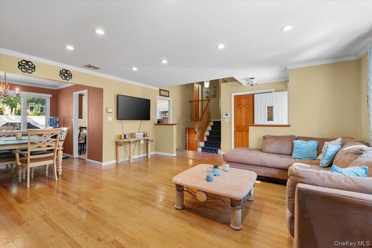 21 Eleanor Road, Plainview, NY 11803