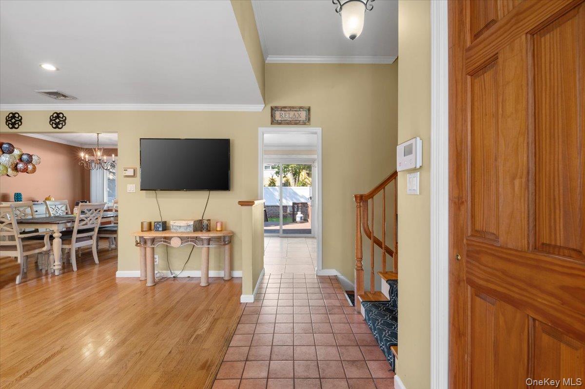 21 Eleanor Road, Plainview, NY 11803