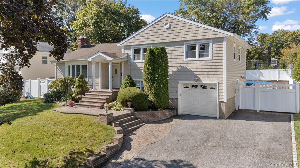 21 Eleanor Road, Plainview, NY 11803