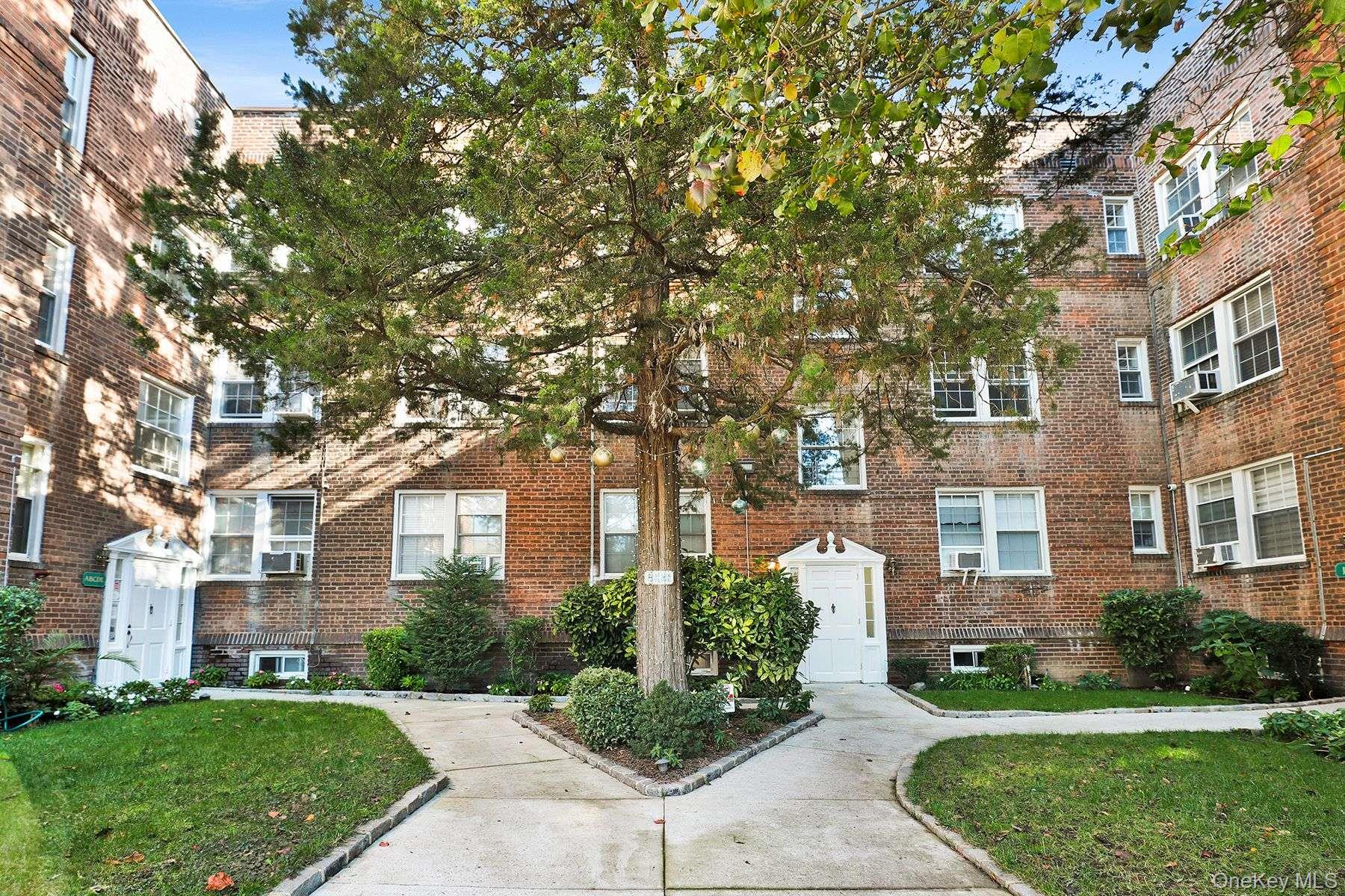 1 Ash place # 2L, Great Neck Plaza, NY 11021