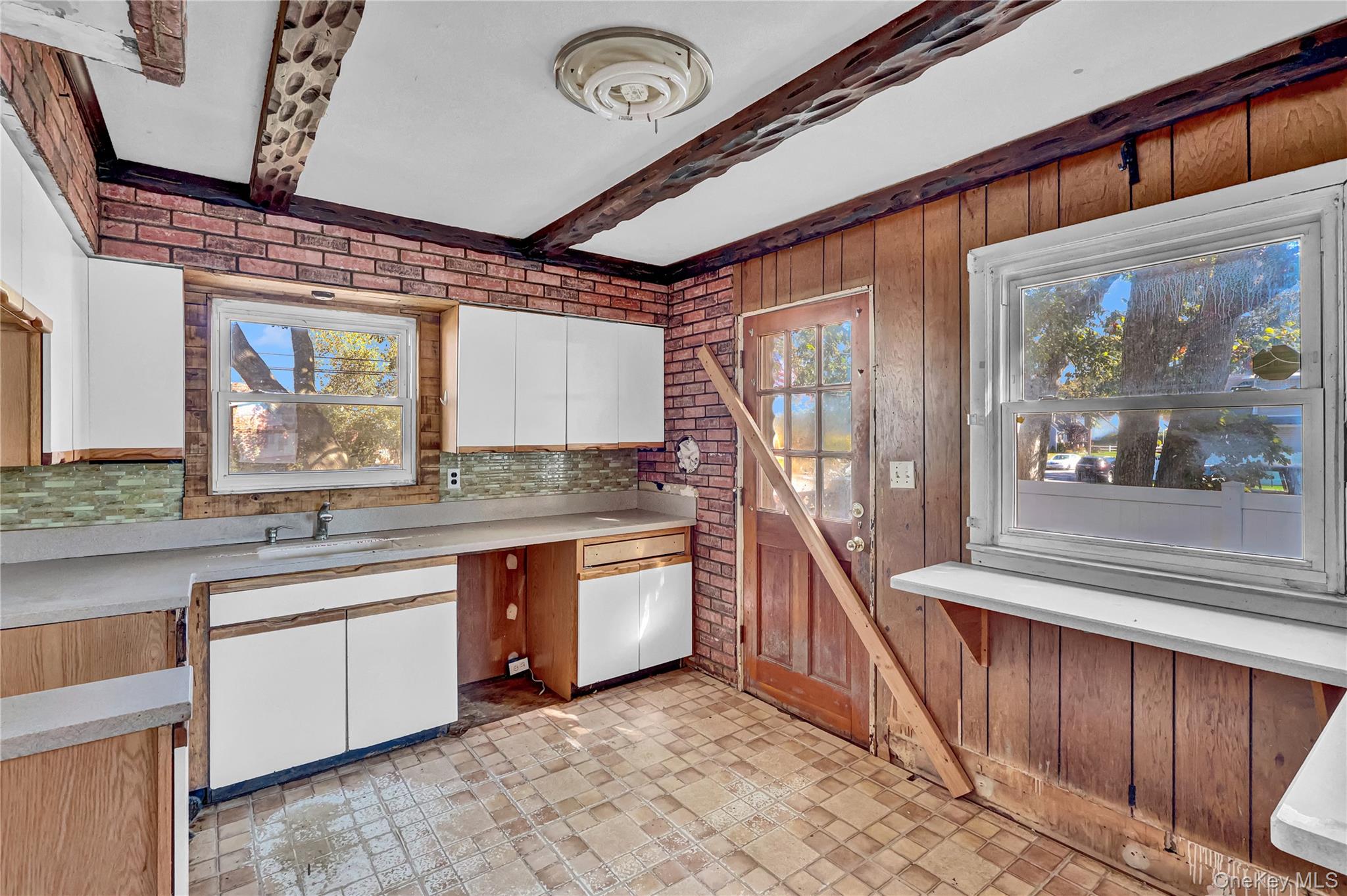 90 30th Street, Copiague, NY 11726