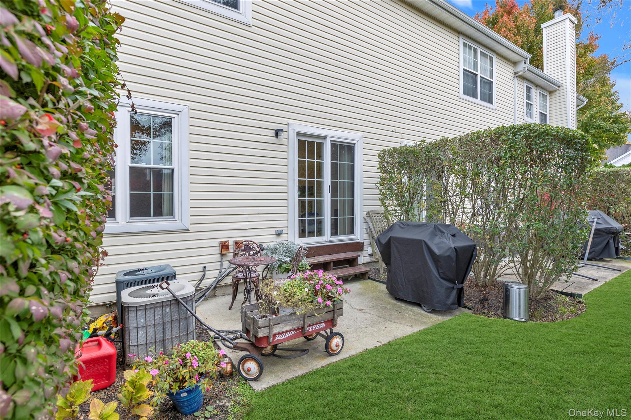 32 Scarborough Drive, Smithtown, NY 11787