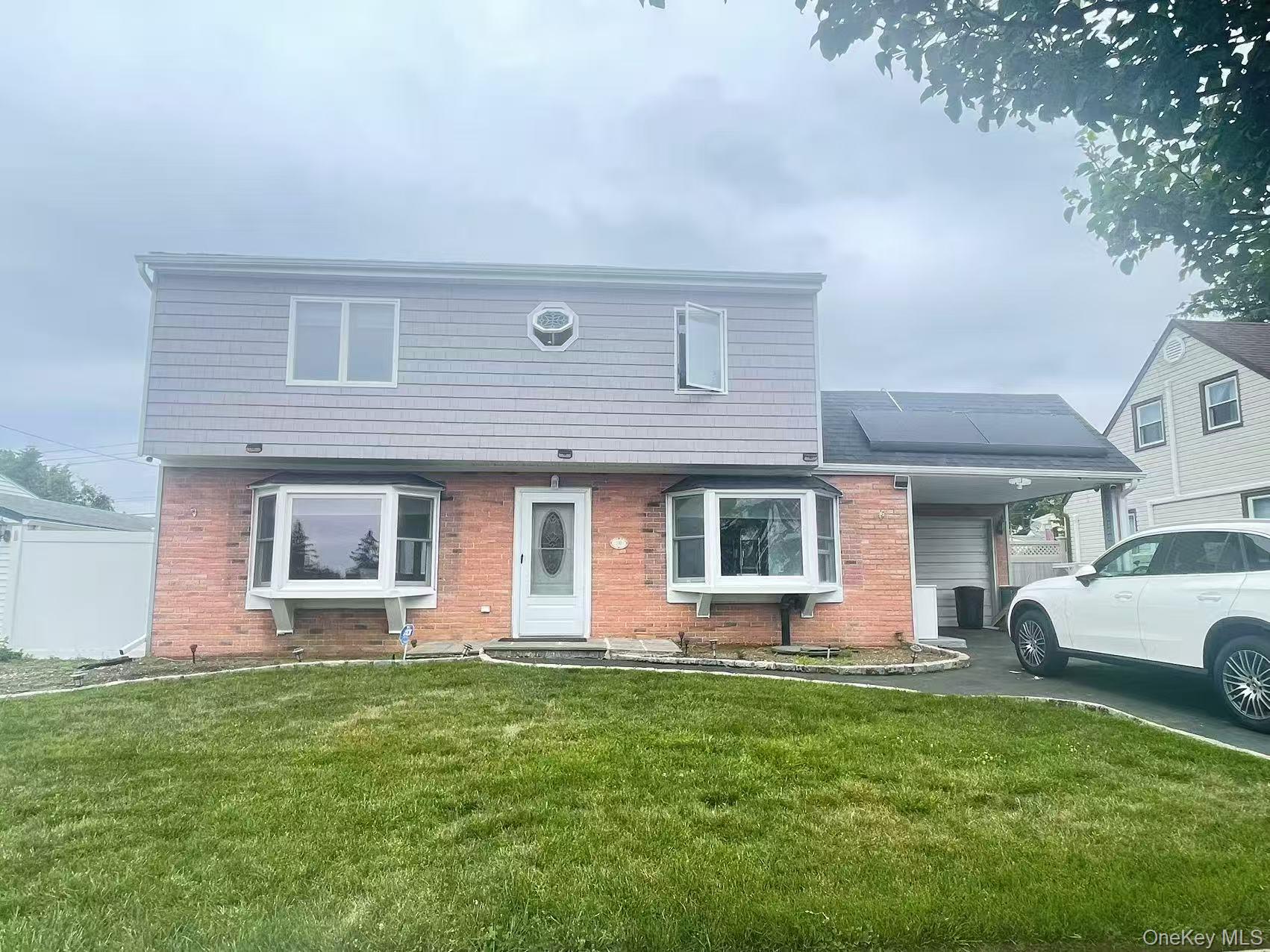 110 Parkside Drive N, Levittown, NY 11756