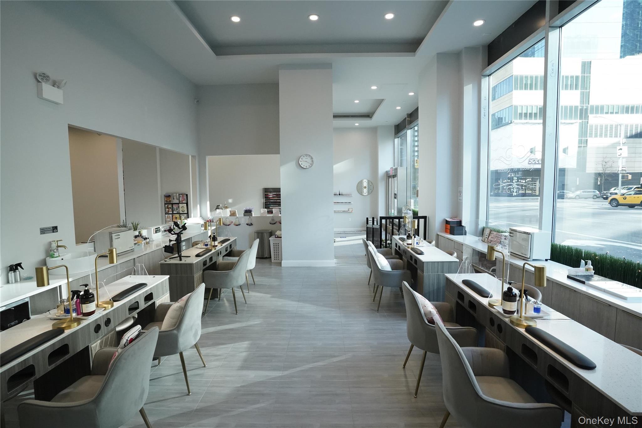 555 10th Avenue # #B, New York (Manhattan), NY 10018