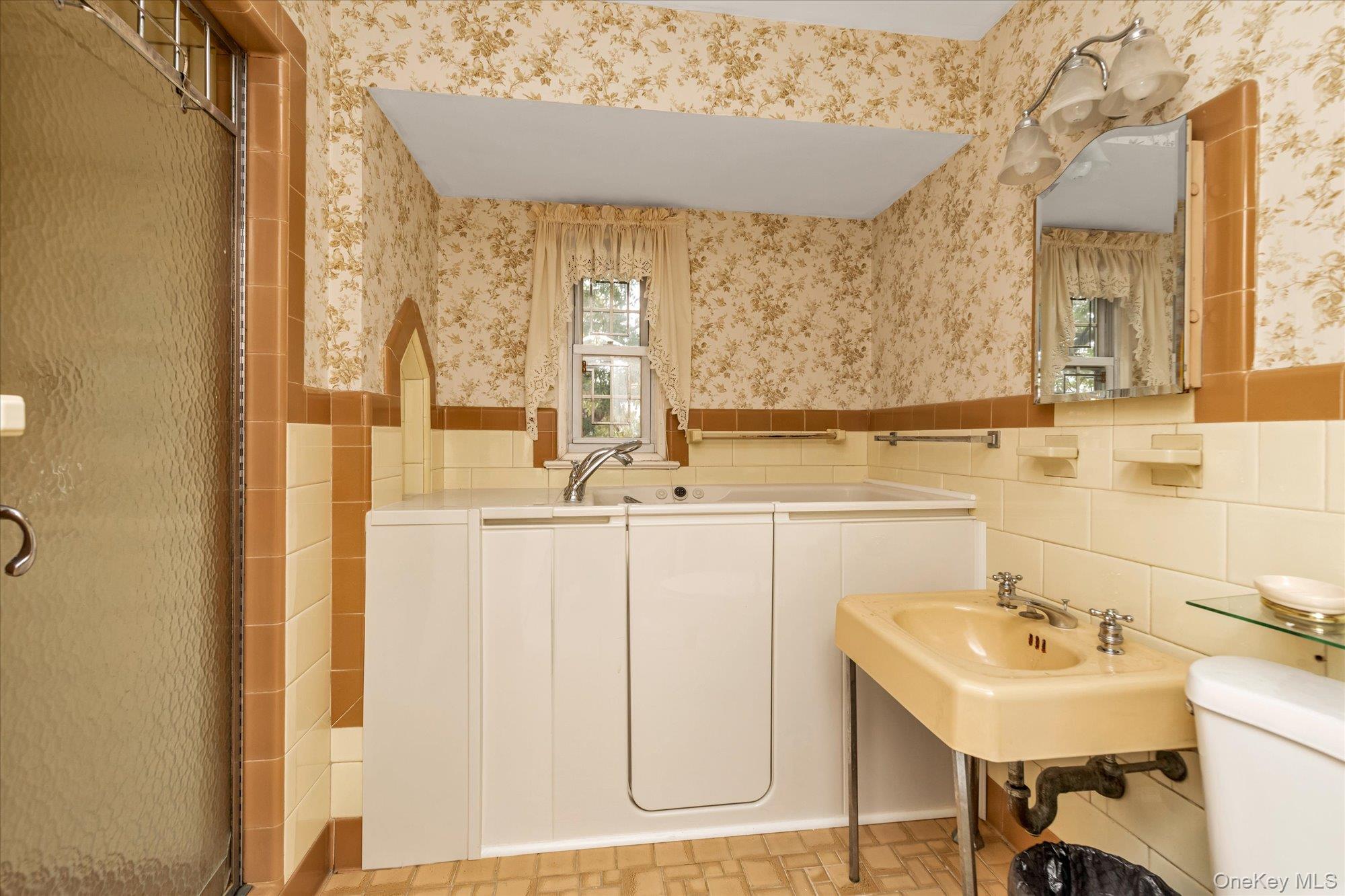 47-44 Glenwood Street, Little Neck, NY 11362