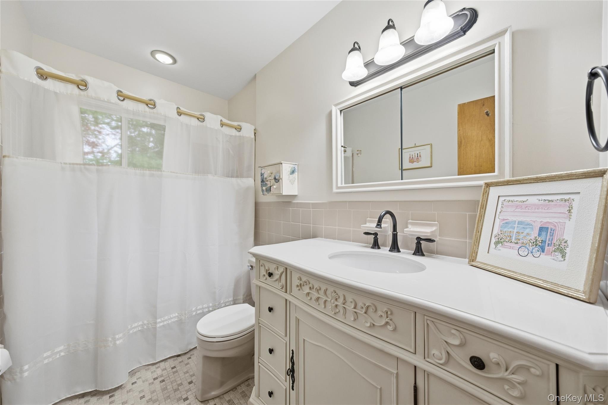 15 Santam Court, Bay Shore, NY 11706