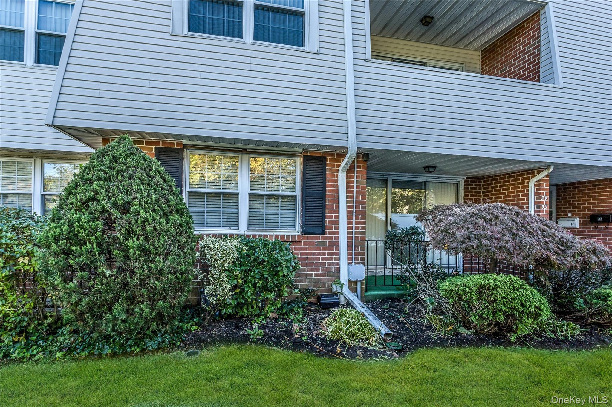 93 Palo Alto Drive, Plainview, NY 11803