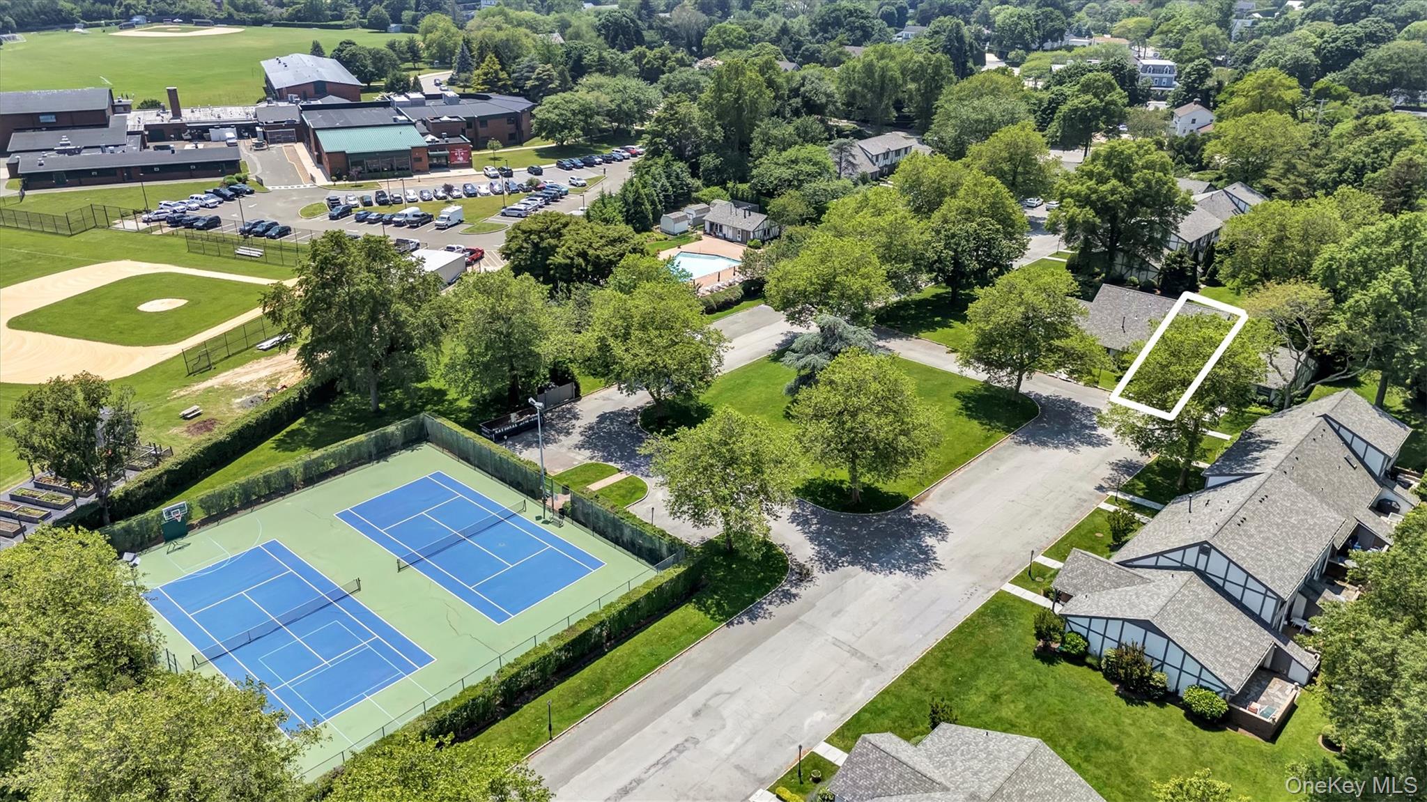 10 Lealand Lane # Unit 19, Southampton, NY 11968