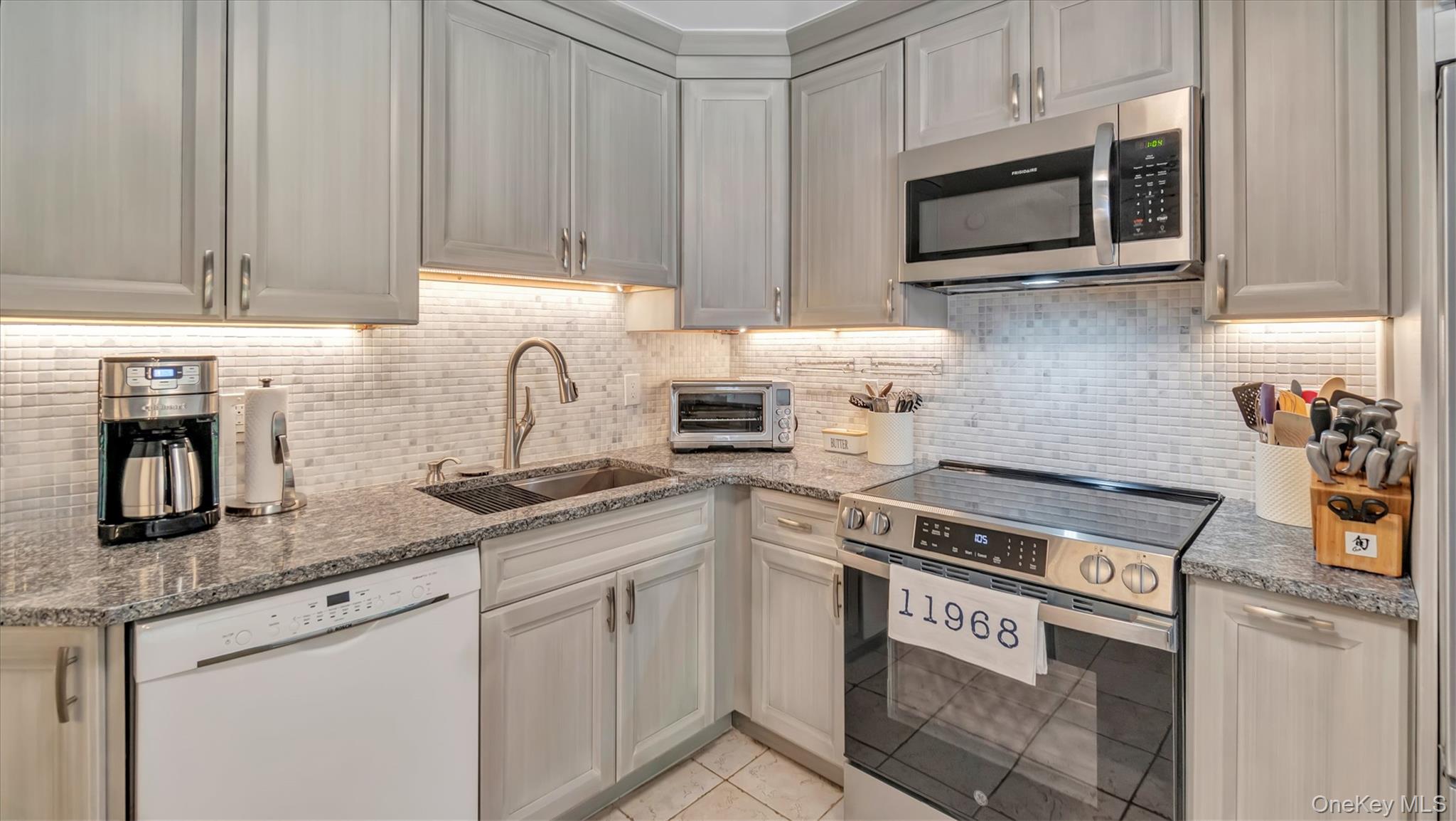 10 Lealand Lane # Unit 19, Southampton, NY 11968