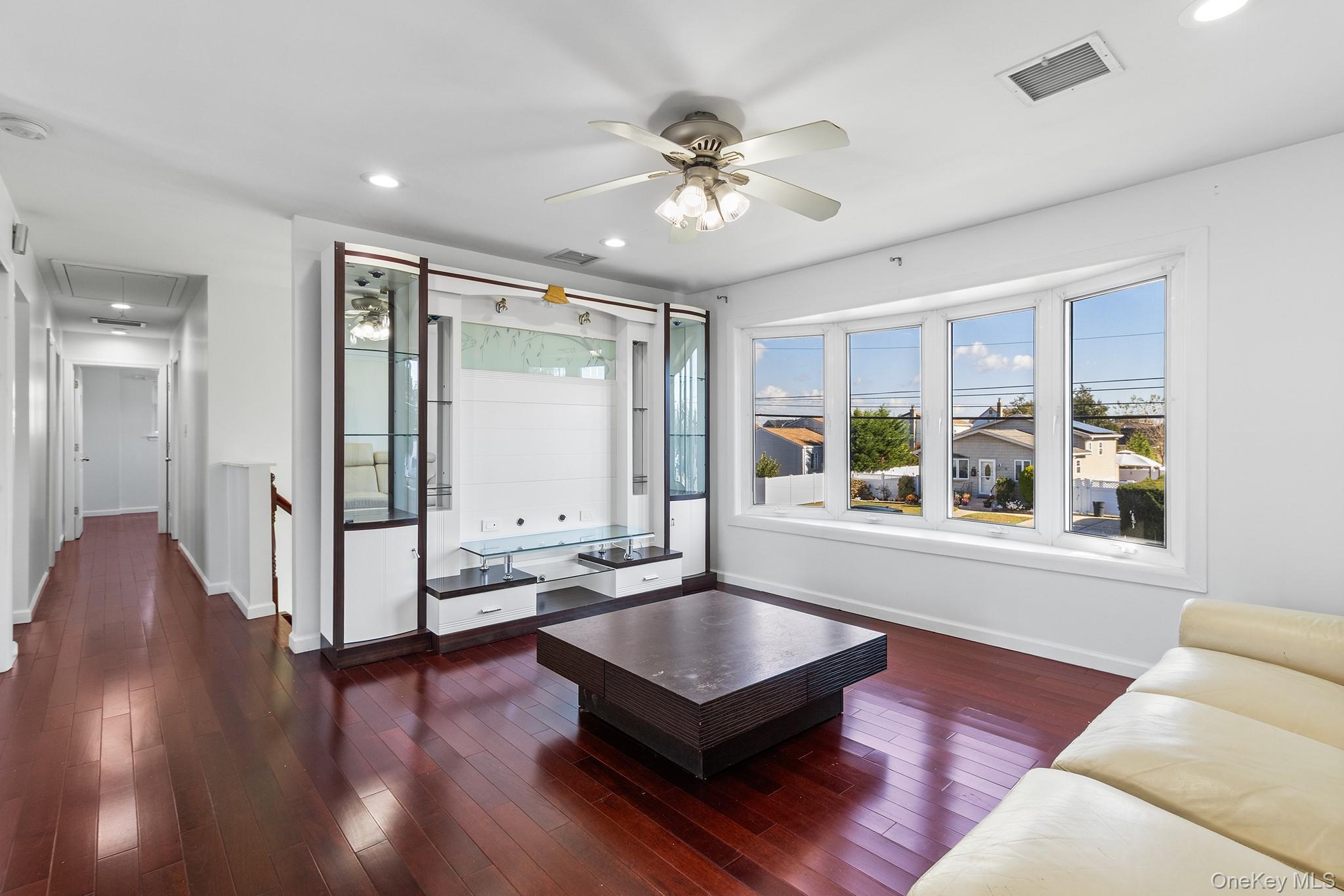 74 Venetian Prom, Lindenhurst, NY 11757