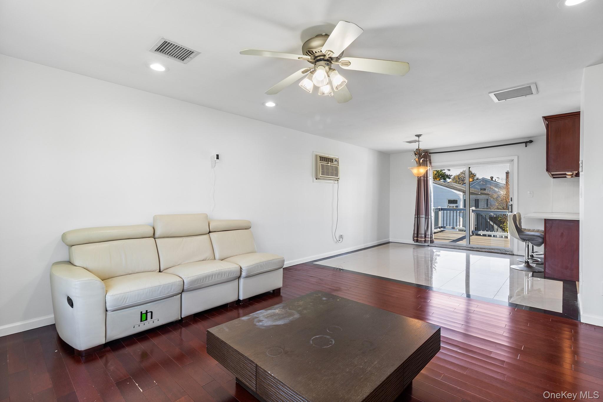 74 Venetian Prom, Lindenhurst, NY 11757