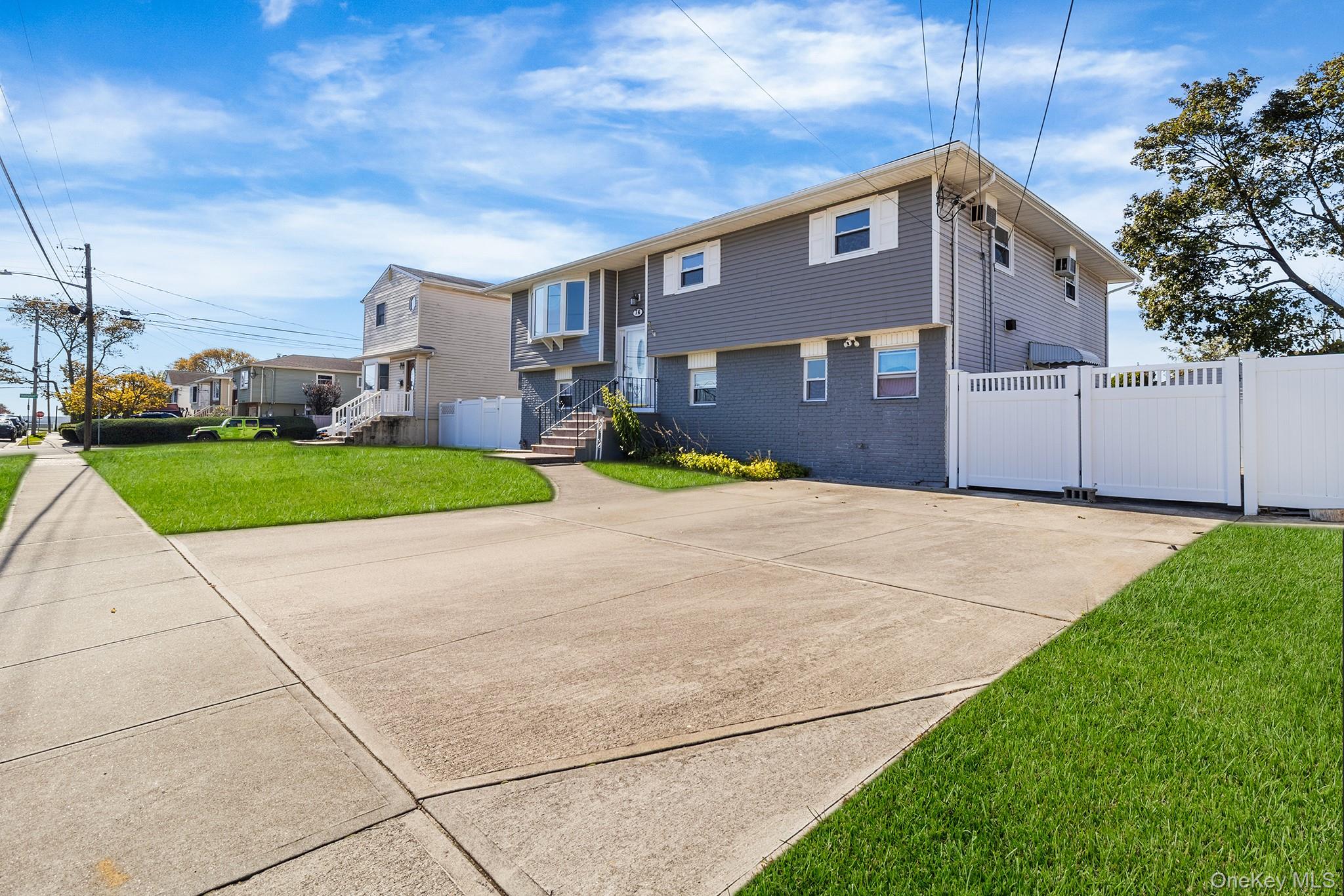 74 Venetian Prom, Lindenhurst, NY 11757