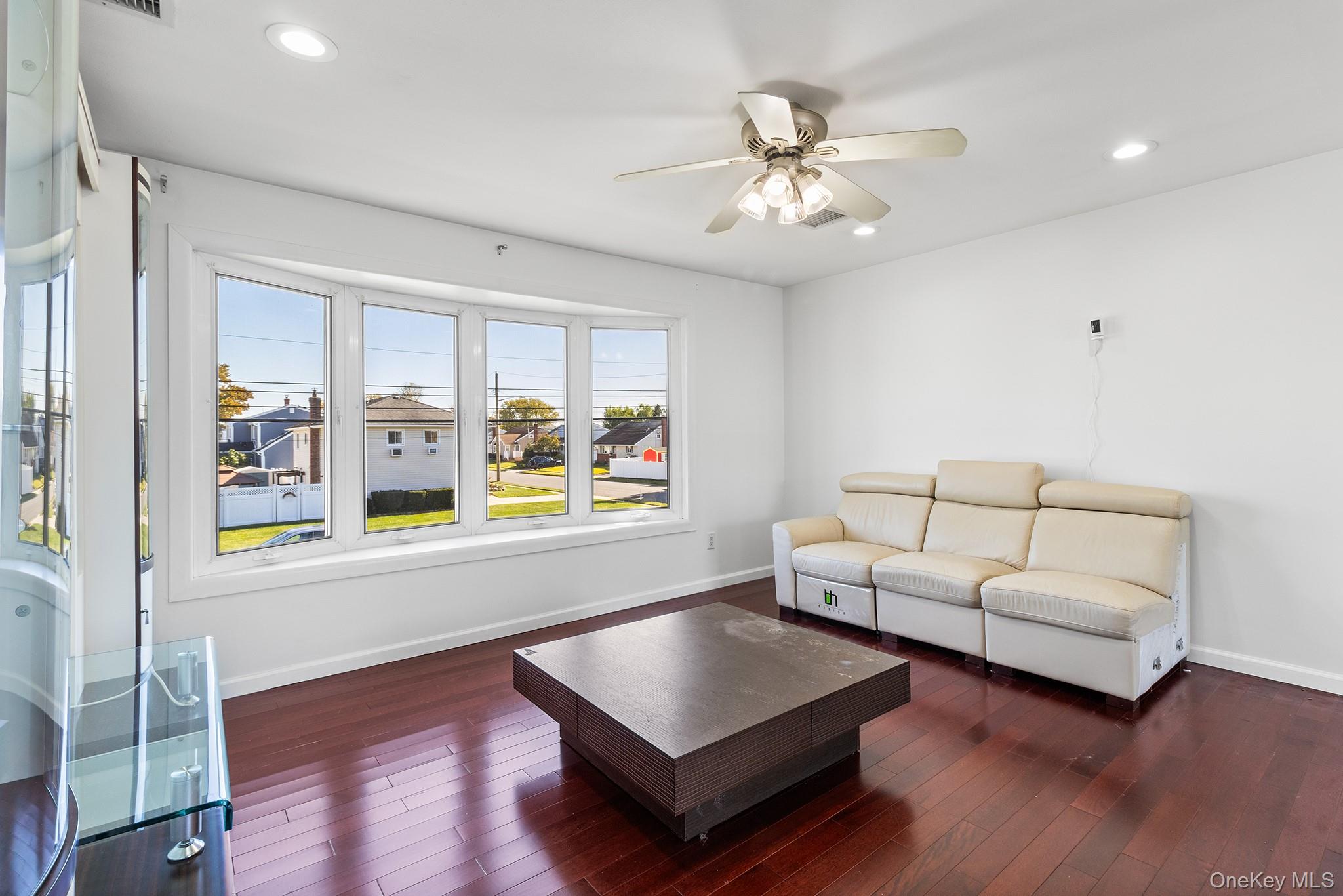 74 Venetian Prom, Lindenhurst, NY 11757