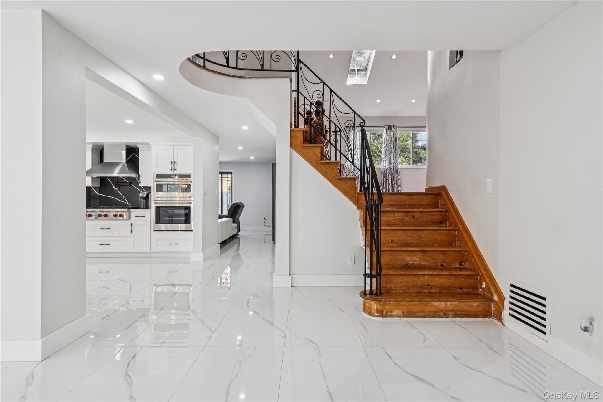 5 Valley Lane W, North Woodmere, NY 11581