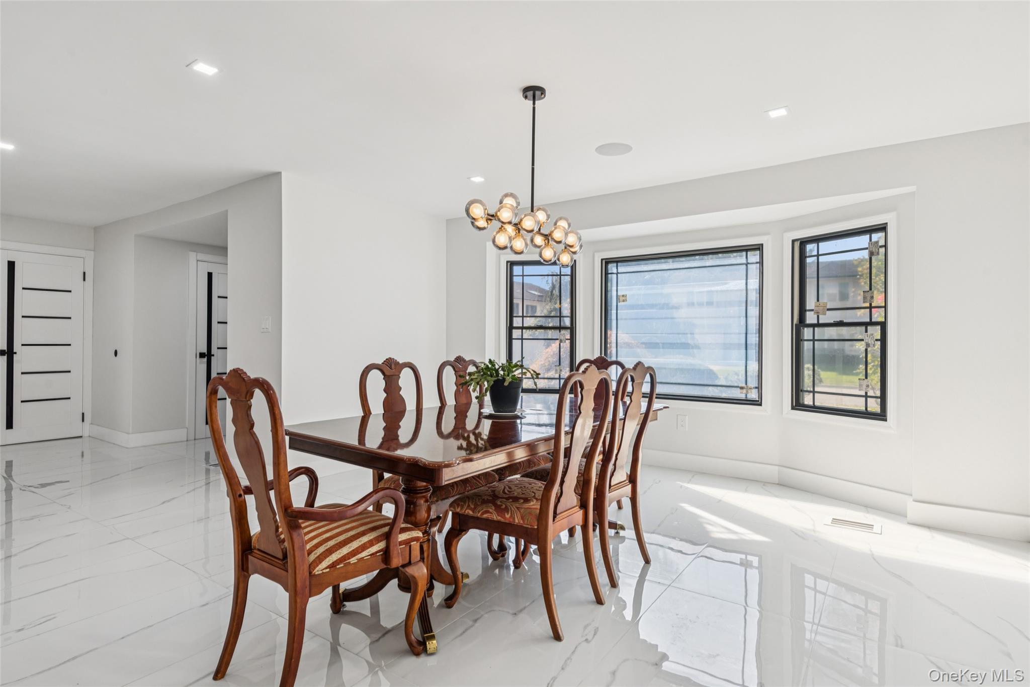 5 Valley Lane W, North Woodmere, NY 11581