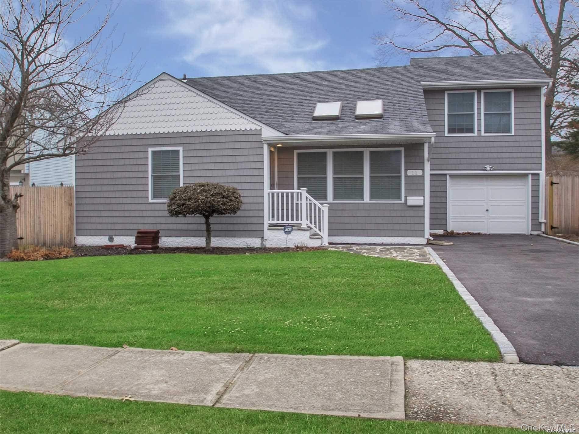 11 Pratt Street, West Babylon, NY 11704