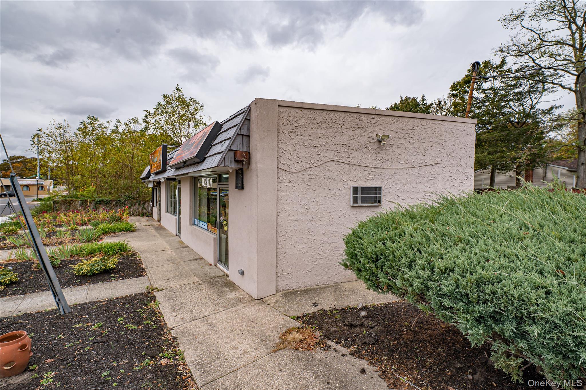 19 Granny Road, Farmingville, NY 11738