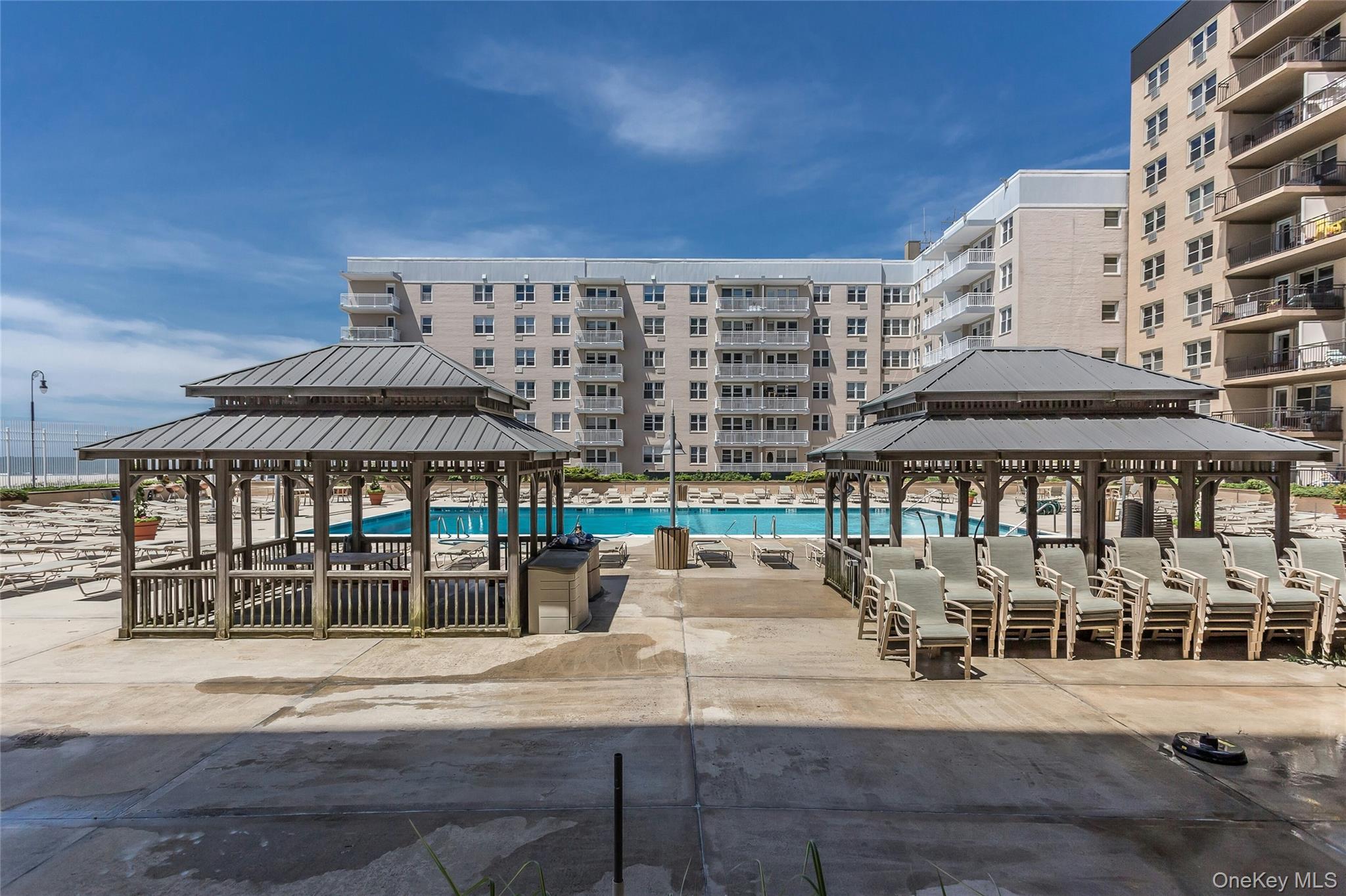 25 Neptune Boulevard # 2E, Long Beach, NY 11561