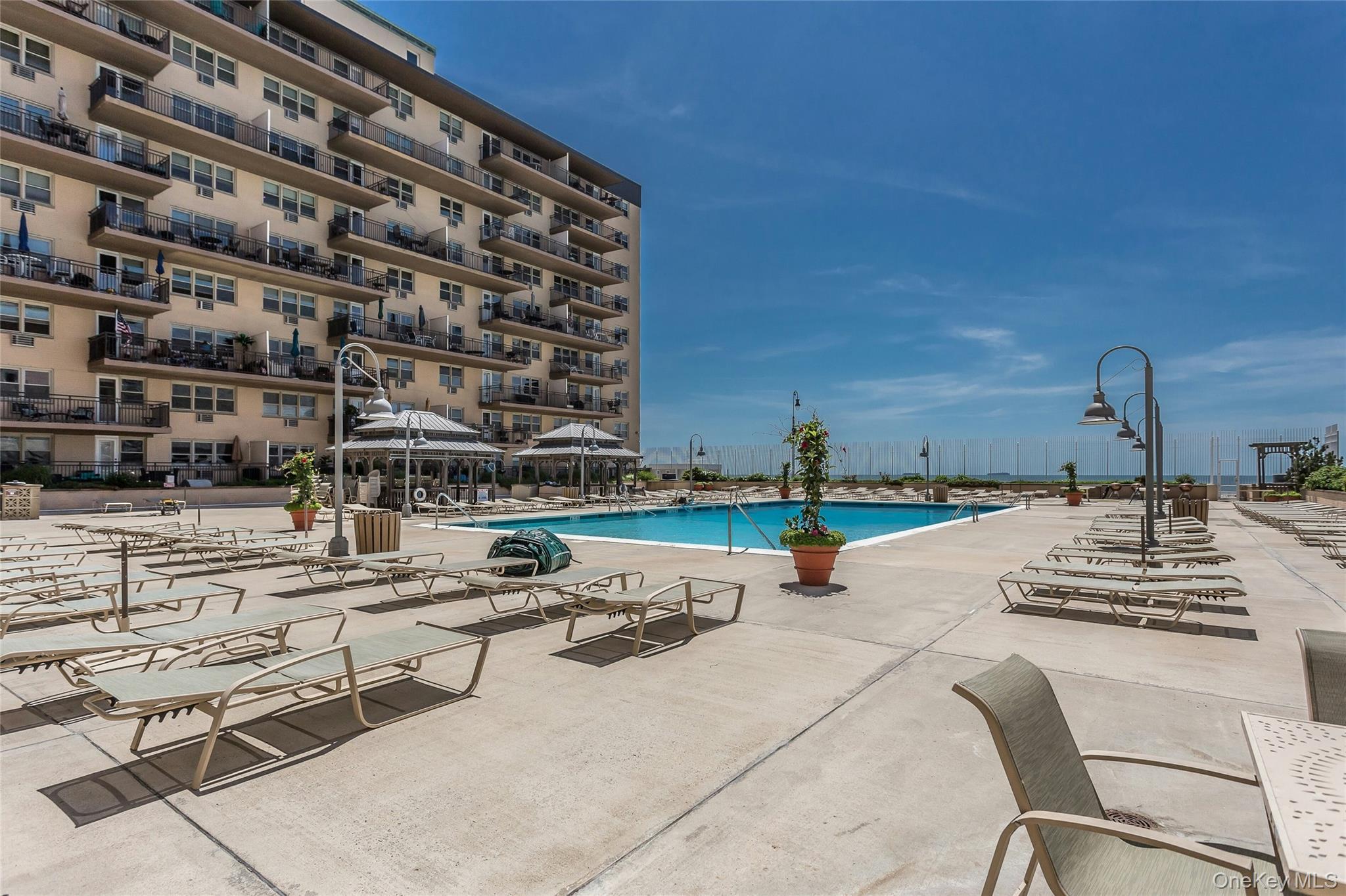 25 Neptune Boulevard # 2E, Long Beach, NY 11561