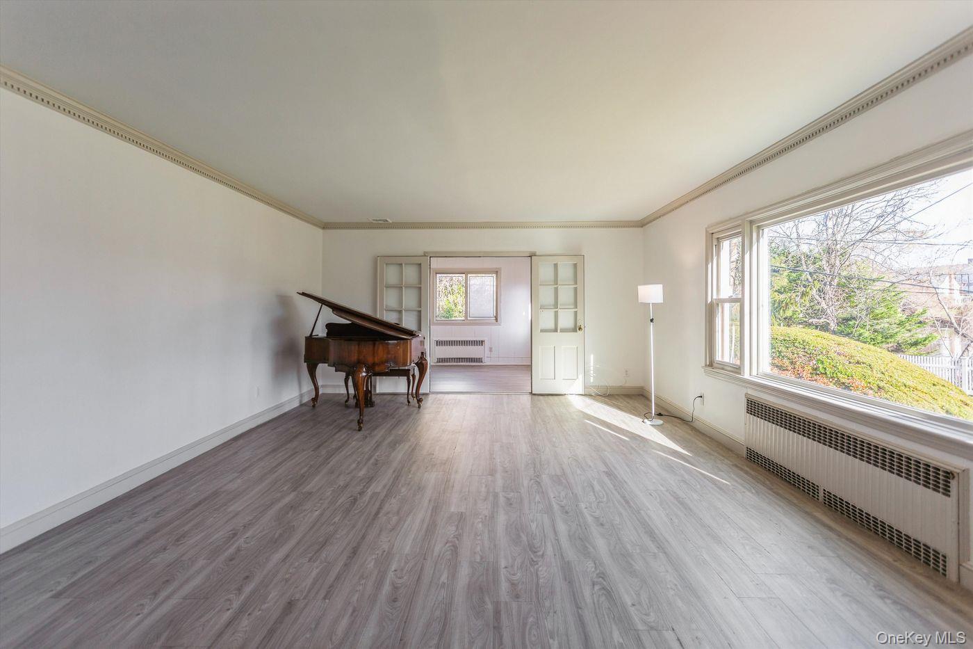 1 S Sutton Place, Lawrence, NY 11559