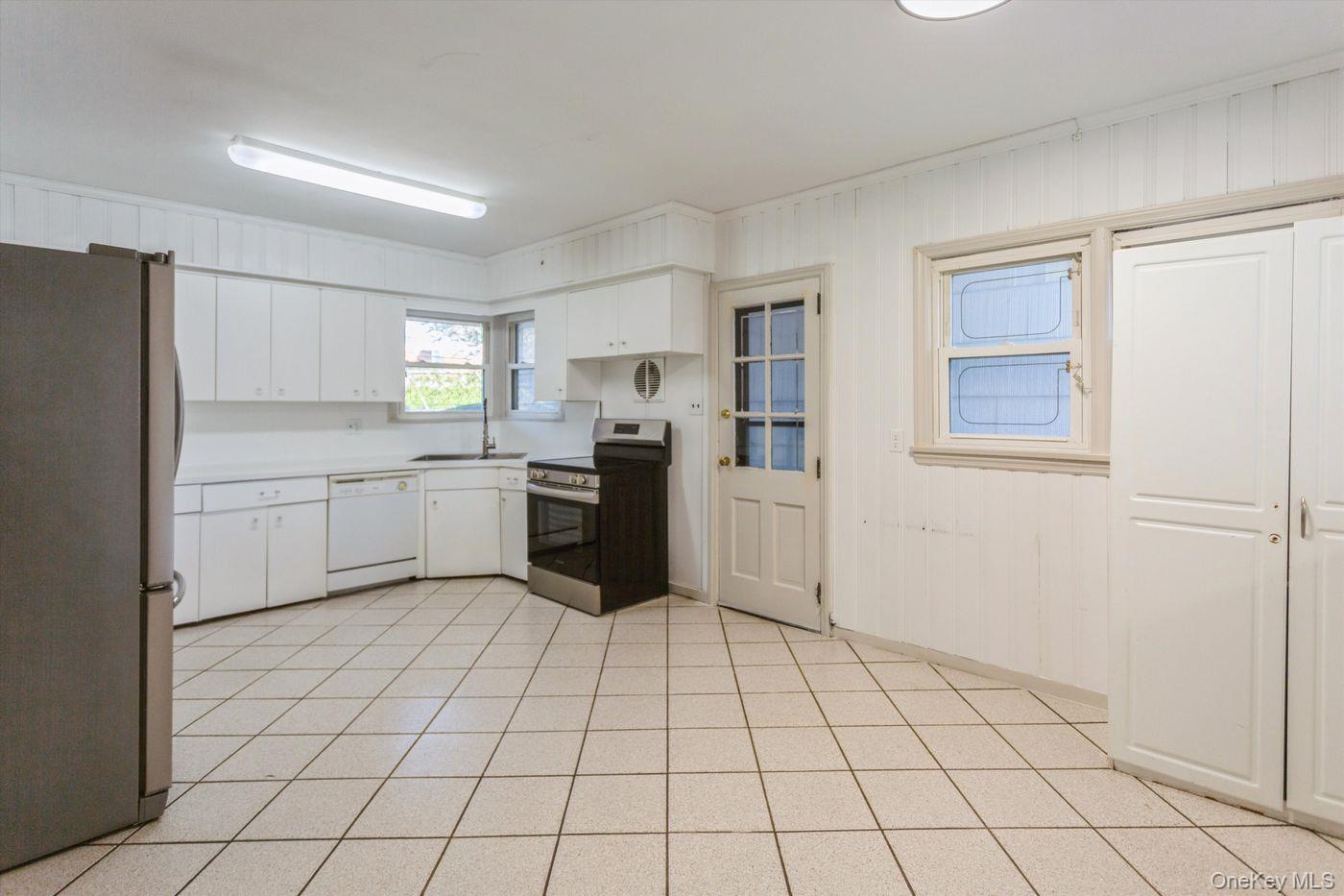 1 S Sutton Place, Lawrence, NY 11559