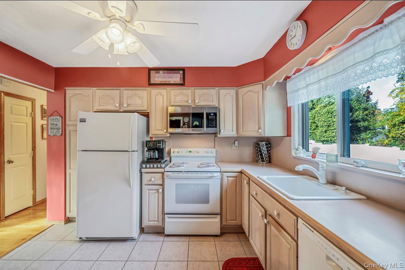 44 Lenox Street, Lindenhurst, NY 11757