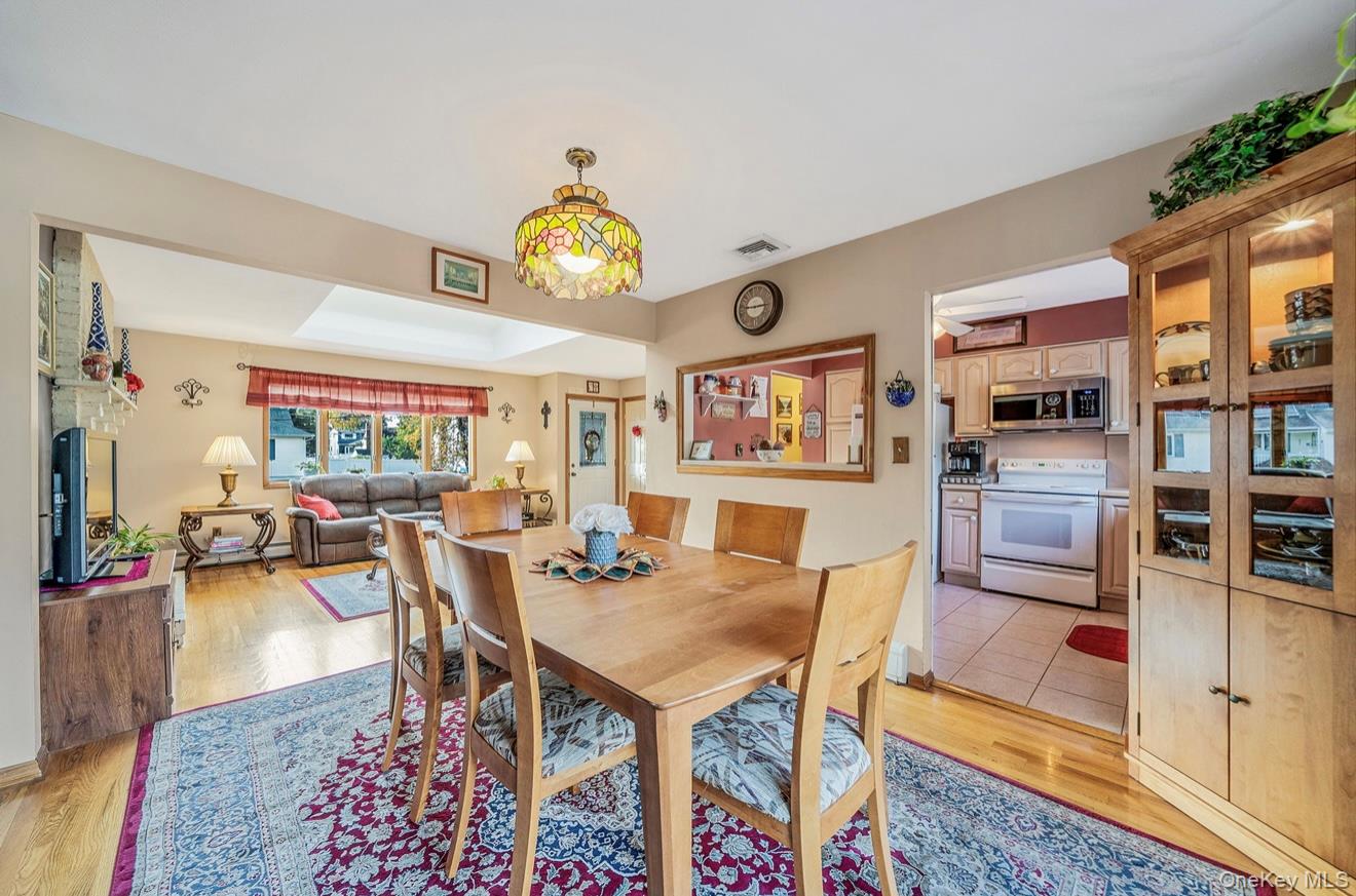 44 Lenox Street, Lindenhurst, NY 11757