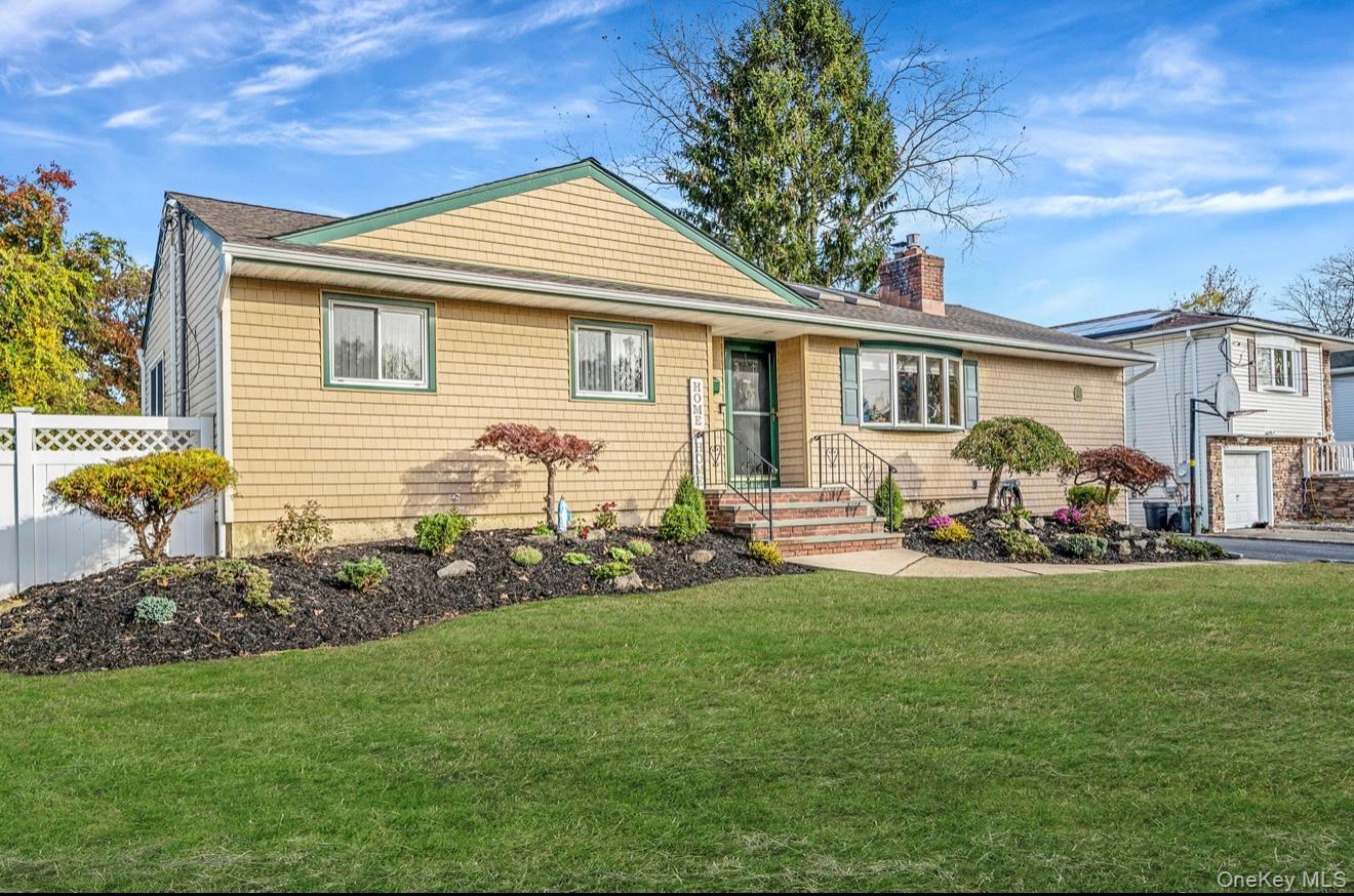 44 Lenox Street, Lindenhurst, NY 11757