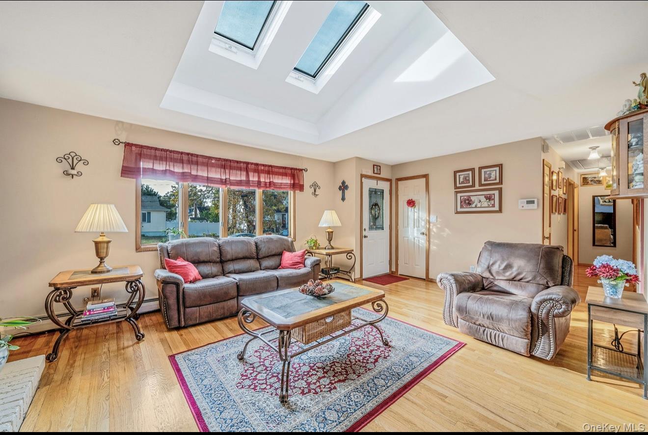 44 Lenox Street, Lindenhurst, NY 11757