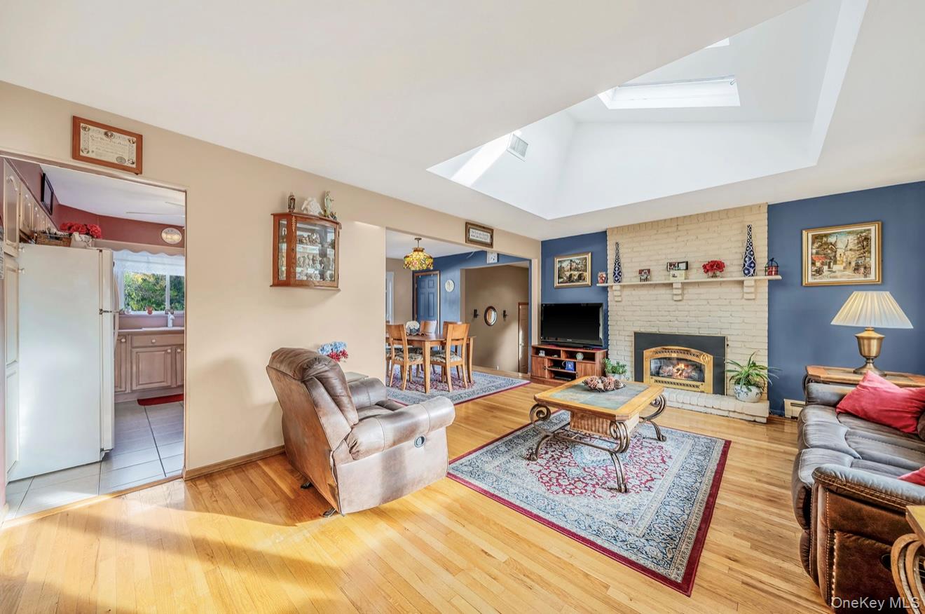 44 Lenox Street, Lindenhurst, NY 11757