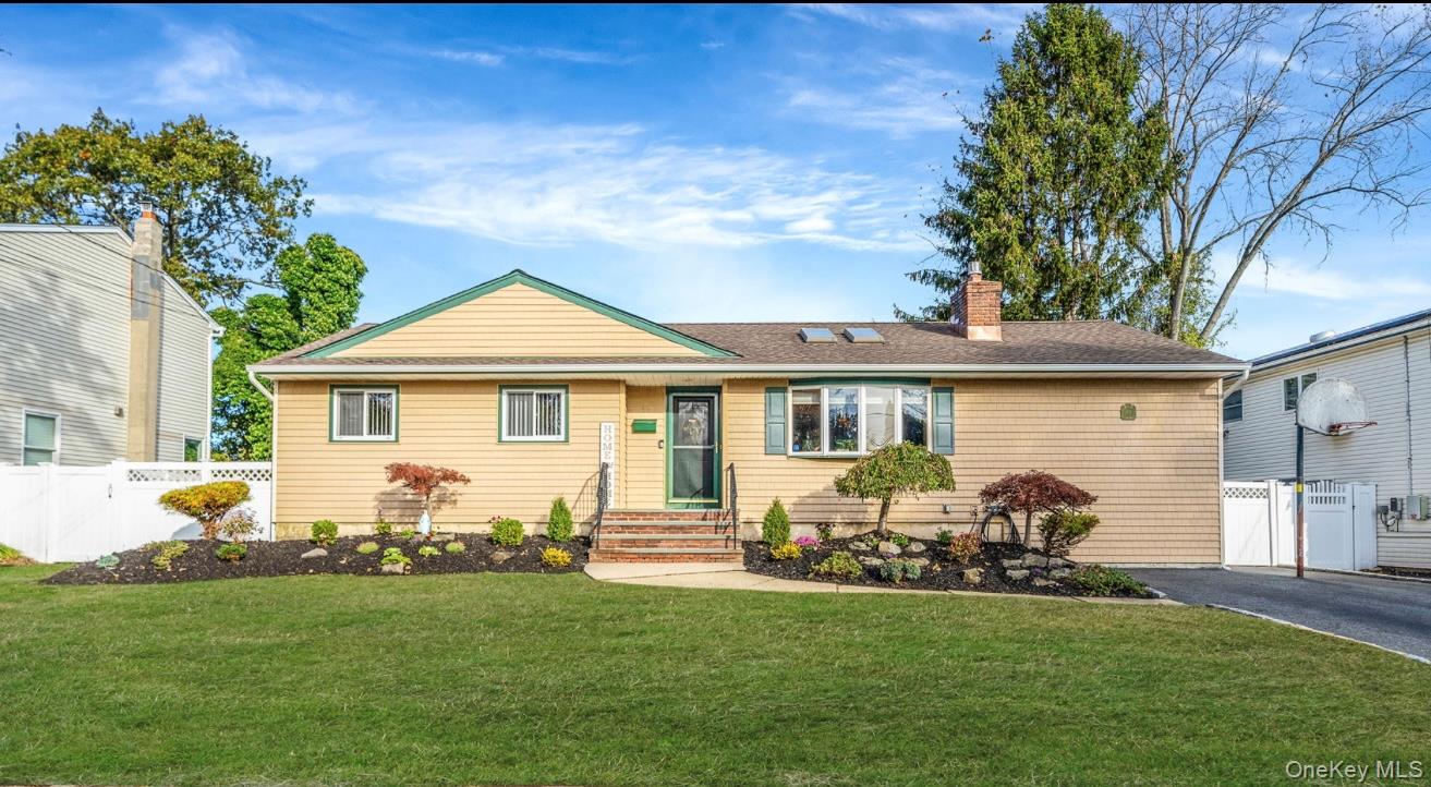 44 Lenox Street, Lindenhurst, NY 11757