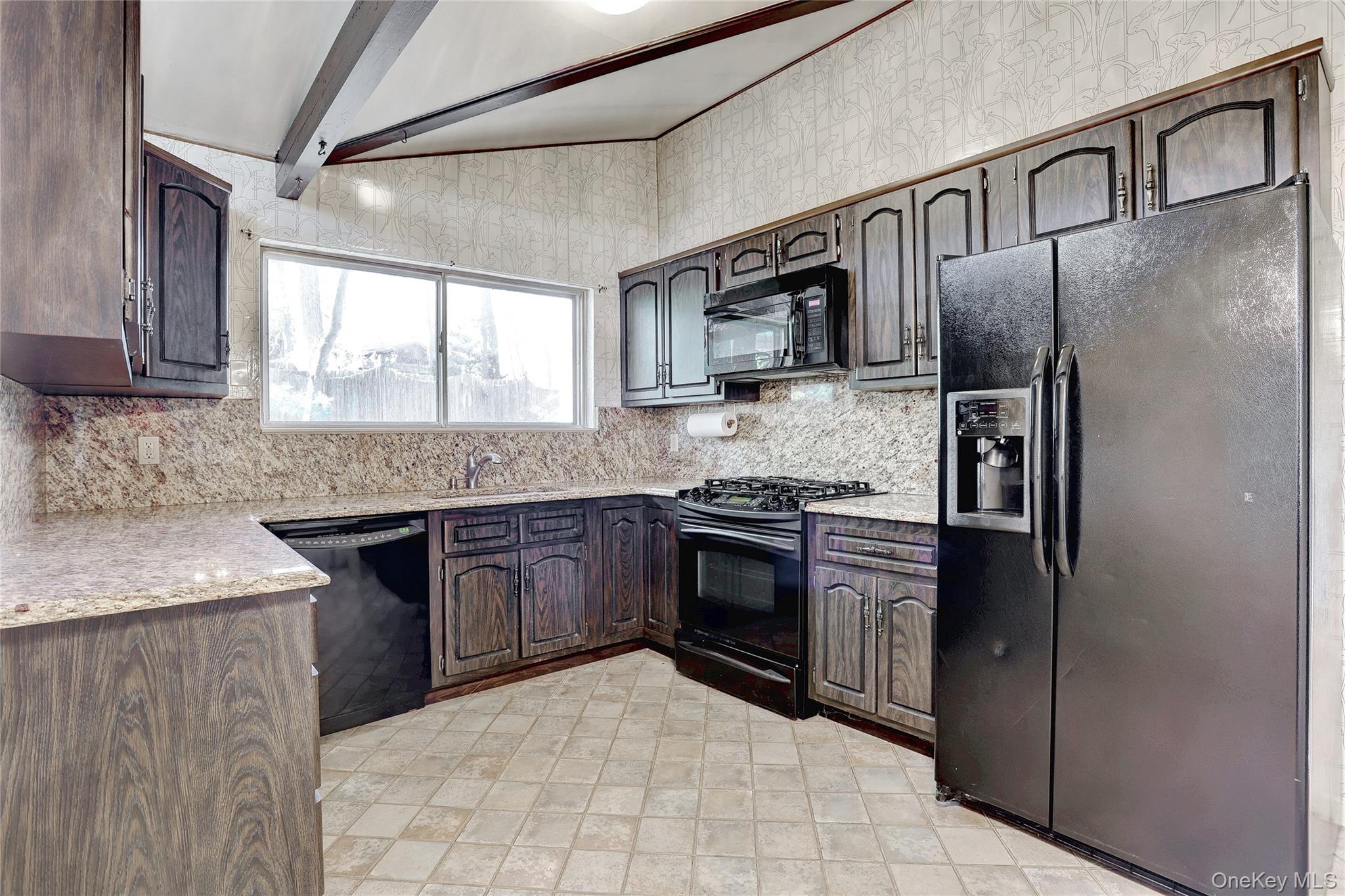 13 Lomond Avenue, Chestnut Ridge, NY 10977