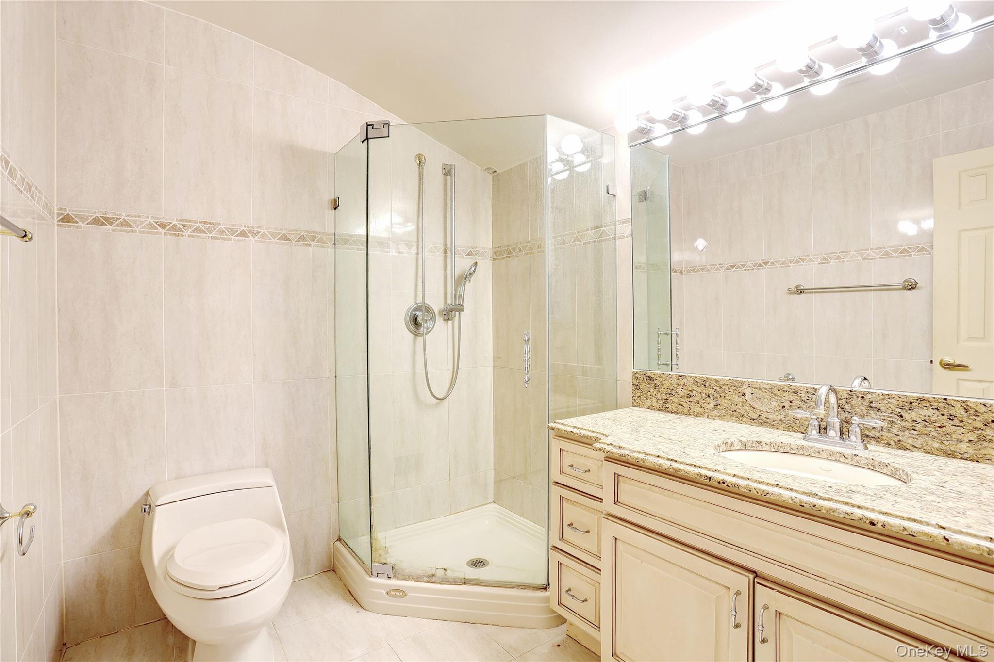 13 Lomond Avenue, Chestnut Ridge, NY 10977