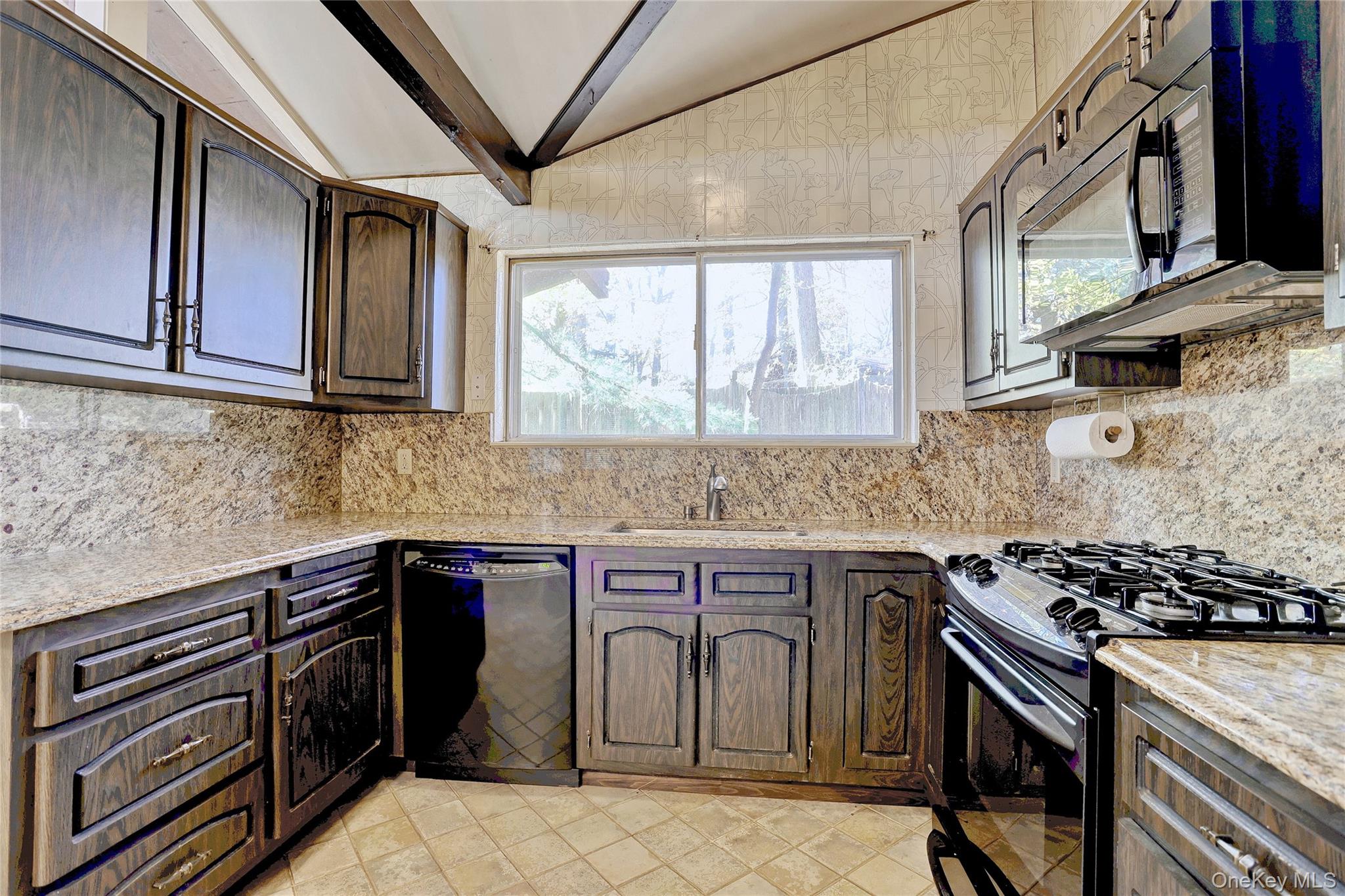 13 Lomond Avenue, Chestnut Ridge, NY 10977