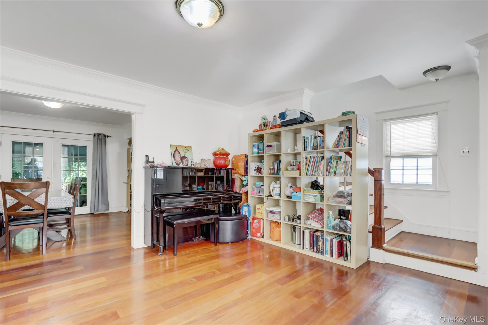 6 Walnut Place, Great Neck, NY 11021