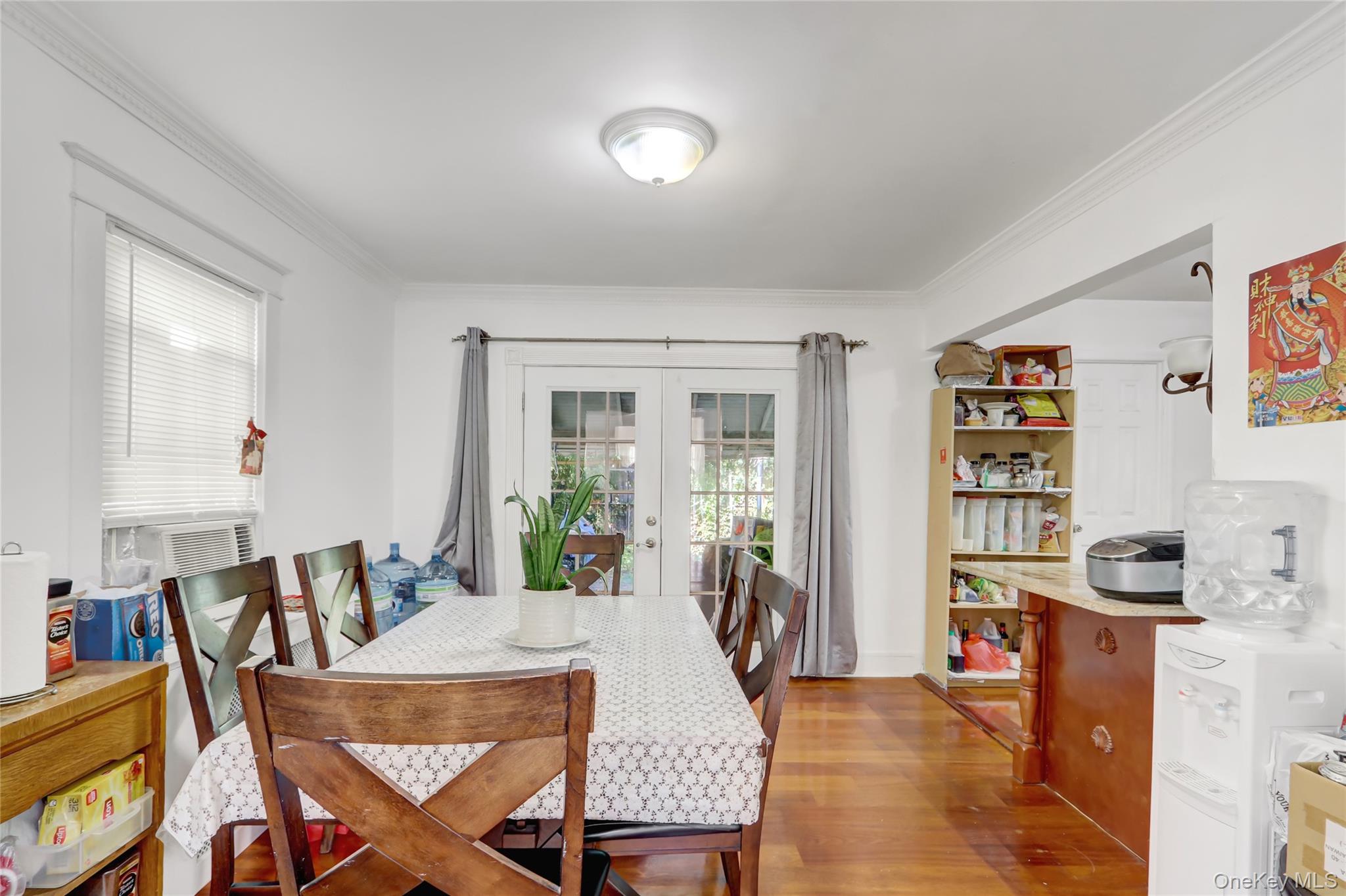 6 Walnut Place, Great Neck, NY 11021