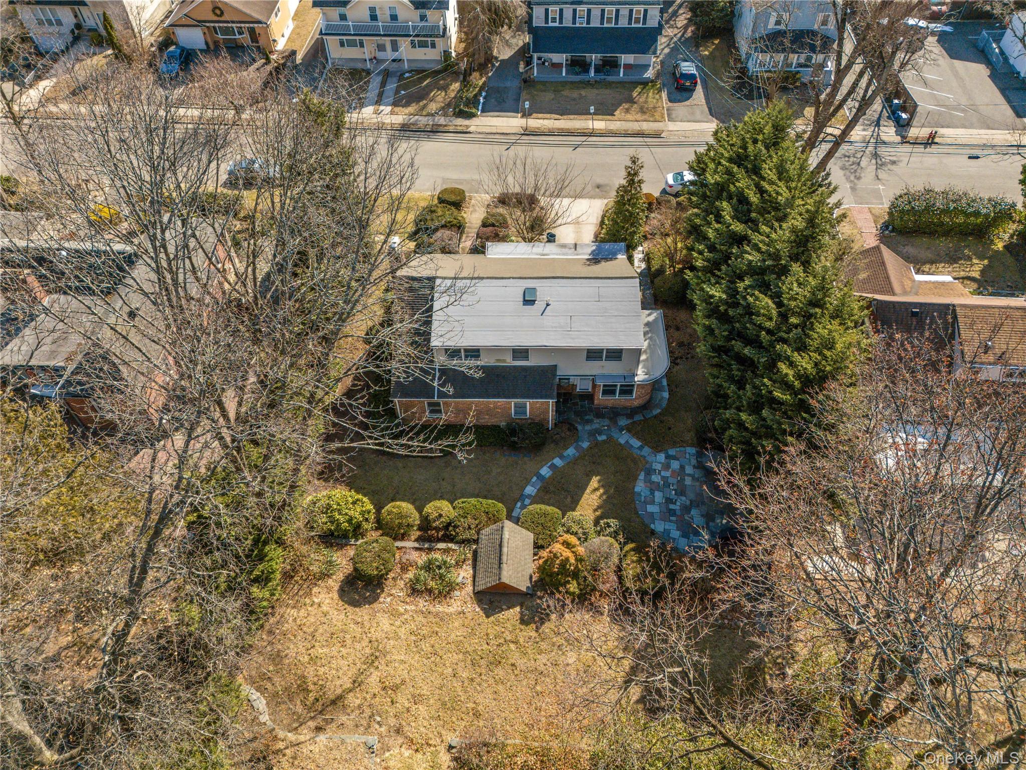 5 Hillside Avenue, Roslyn, NY 11576