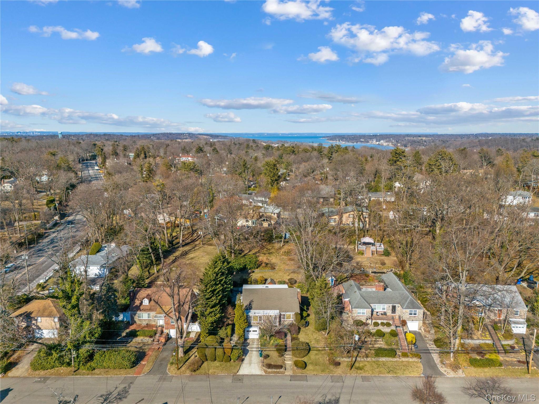 5 Hillside Avenue, Roslyn, NY 11576