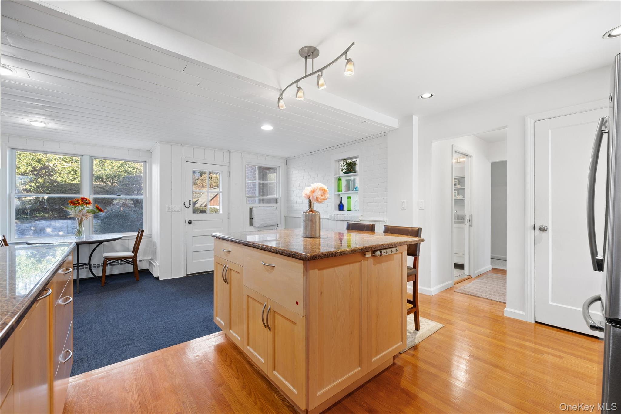 5 Hillside Avenue, Roslyn, NY 11576